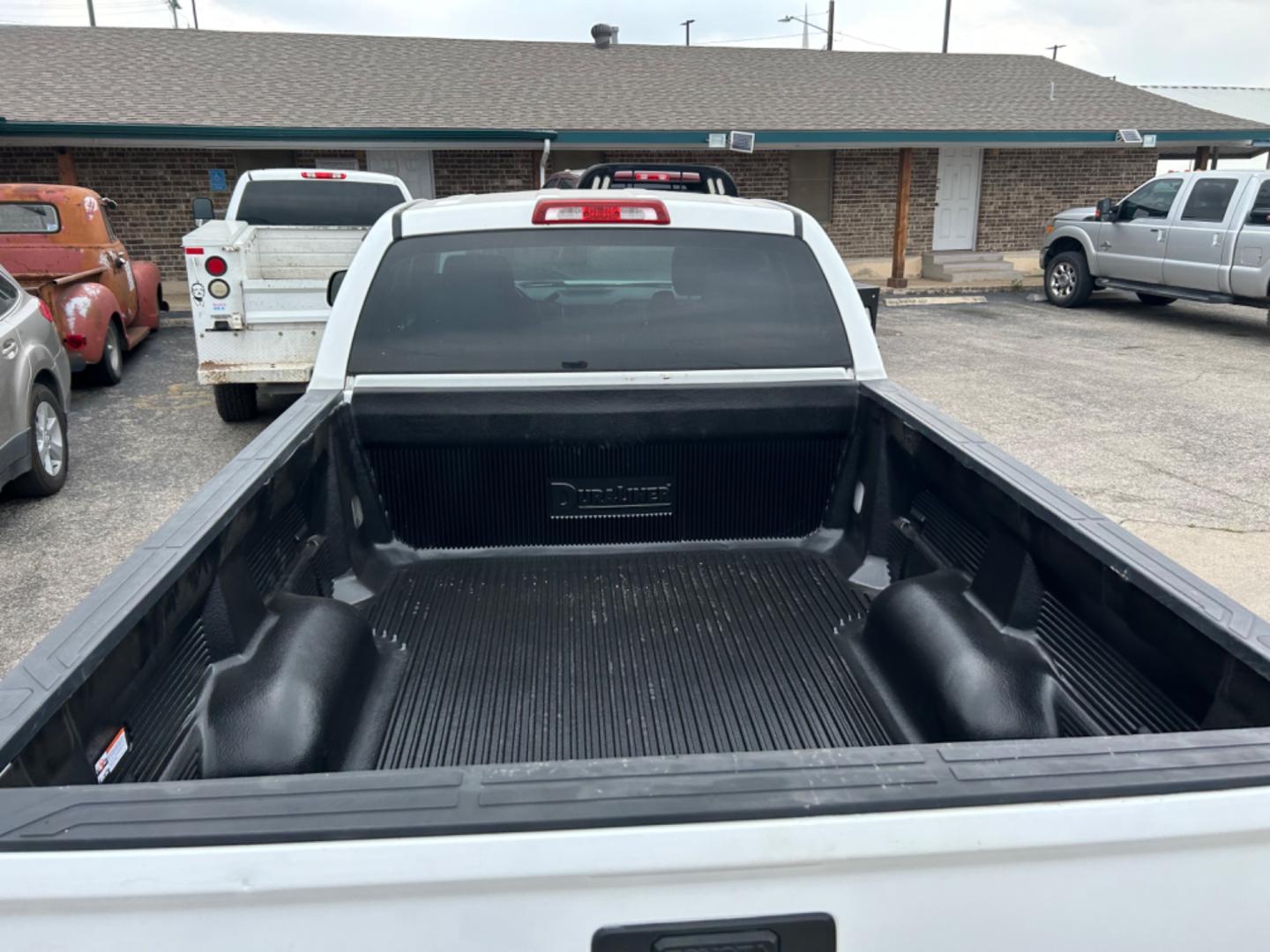 2015 White Toyota Tundra SR5 4.6L V8 Double Cab 2WD (5TFRM5F13FX) with an 4.6L V8 DOHC 32V engine, 6-Speed Automatic transmission, located at 1687 Business 35 S, New Braunfels, TX, 78130, (830) 625-7159, 29.655487, -98.051491 - Photo#7